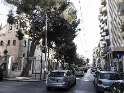 ...e poi, oltrepassata la ferrovia, a Carassi su via Unit� d�Italia, via della Resistenza, viale Einaudi e corso Benedetto Croce...